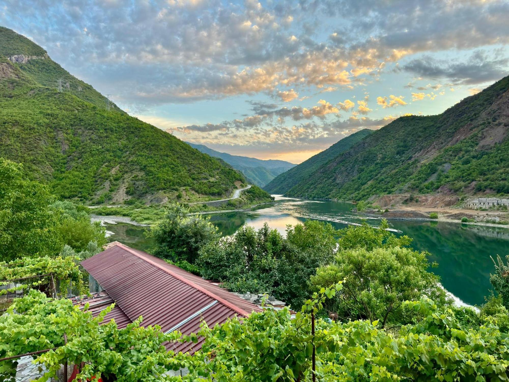 Koman_Lakeview_Apartments Шкодер Экстерьер фото